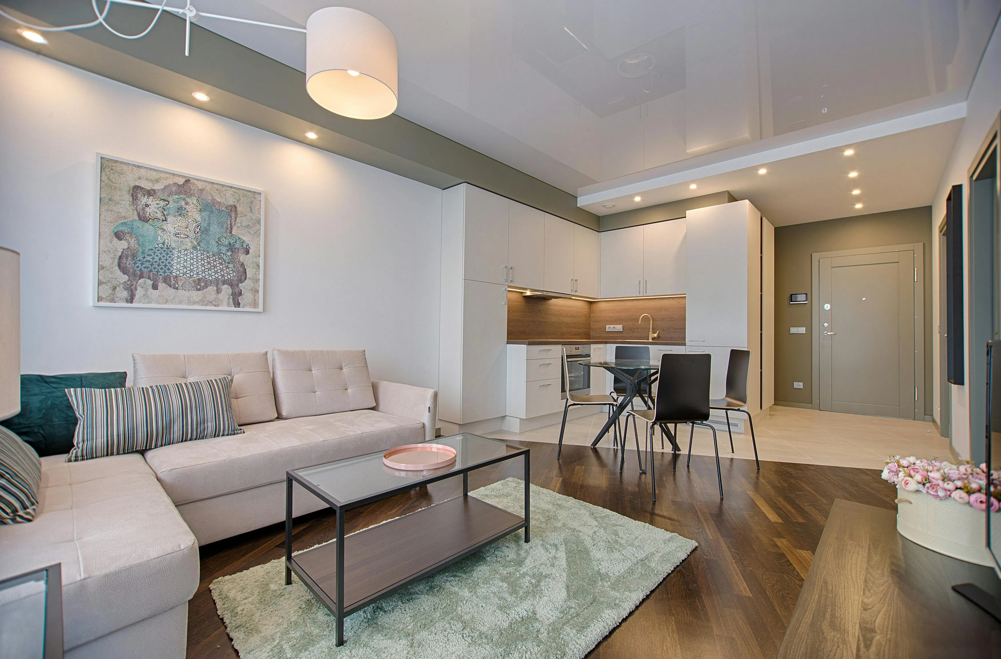 Dormitorio contemporáneo y acogedor